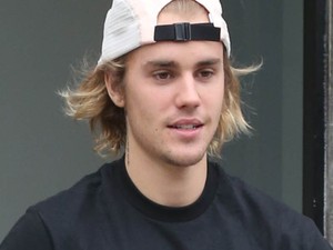 Justin Bieber megint próbál pornóbajuszt növeszteni, de nagyon bugyután fest