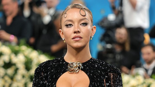 Sydney Sweeney ruhája nem sokat hagyott a képzeletre, hatalmas feltűnést keltett a merész darabban