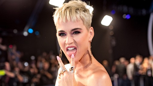 Katy Perry hosszú bubi frizurával annyira szexi