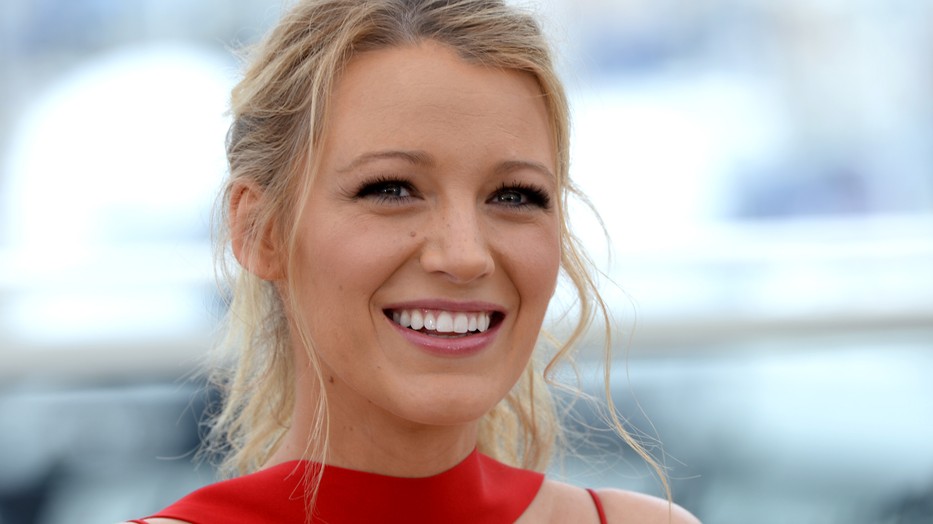 Blake Lively fekete bőrszerkóban villantotta meg kockás hasát