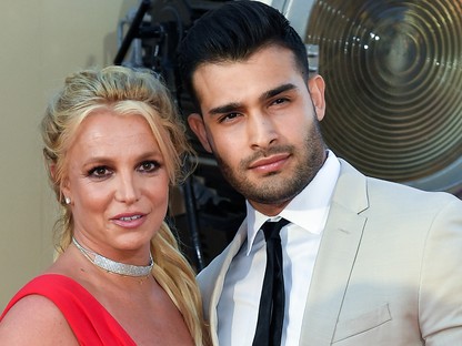 Britney végig bohóckodott, pasija inkább szexizett a vörös szőnyegen