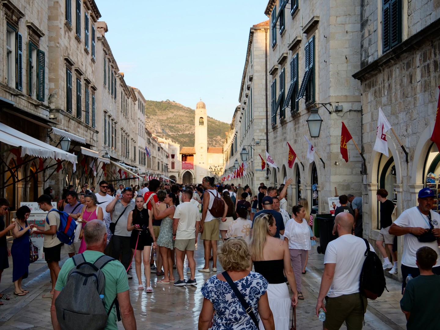Dubrovnik története túlmutat egy horvát tengerparti városon. Arról szól, hogyan alakítjuk mi, utazók ezeket a helyeket.