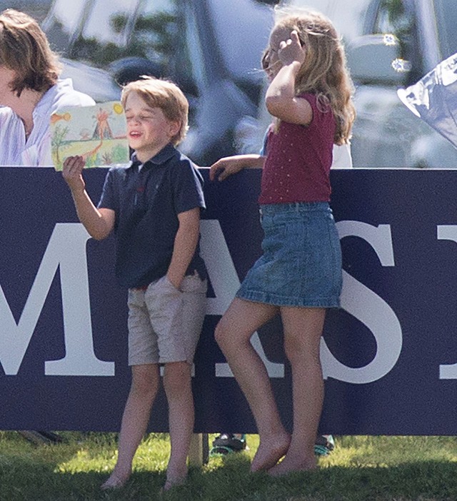 György herceg és unokatestvére Savannah értekeznek