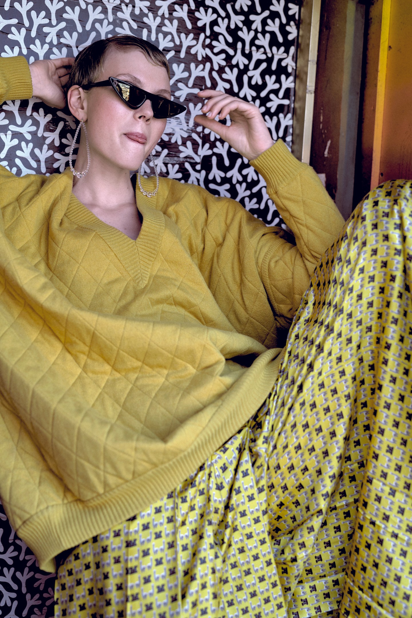 VEGYÜLJ EL, DE NE TŰNJ EL! ERRE VALÓ EGY MONOKRÓM ÖLTÖZÉK EXTRA MINTÁVAL. Felső és szoknyanadrág MAX MARA Napszemüveg ANDY WOLFFülbevaló SASKIA DIEZ