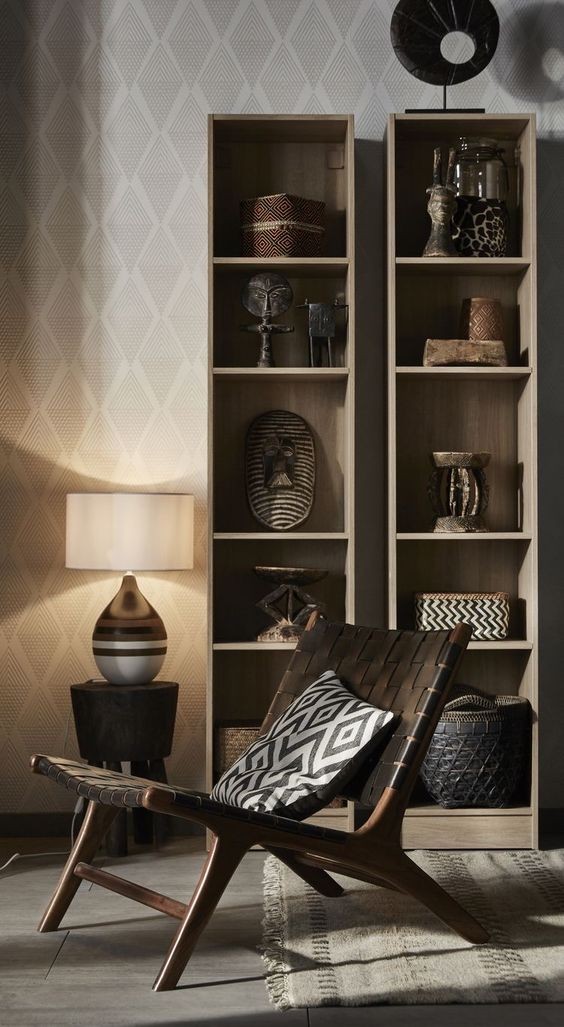 Fafaragások, kézműves tárgyak és egy vintage szék 