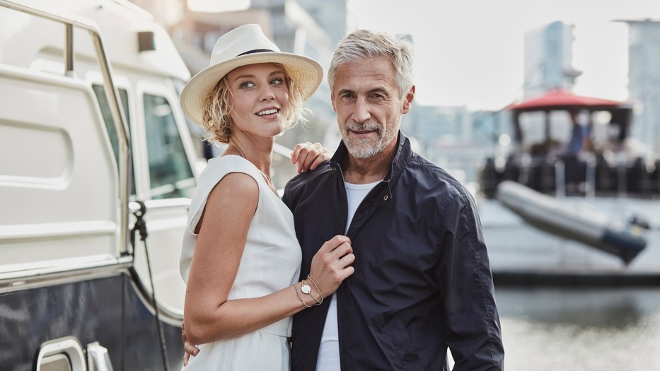 Szokásunk minden nőt, akit gazdagabb, idősebb férfival látunk, learanyásózni. Kérdés: milyen lehetőségeket ad a társadalmunk a nők érvényesülésére? Mit tanítunk a nőknek, mivel tudnak a legjobban biztonságba kerülni? 