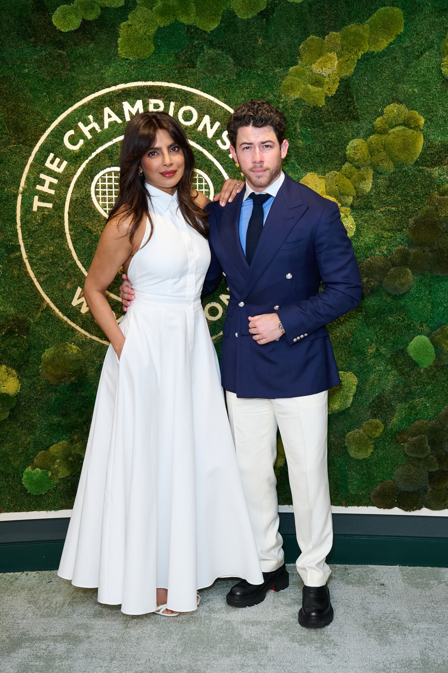 Priyanka Chopra meggyőző érveket hozott fel amellett, hogy a fehér szín nem csak a pályán mutat jól. Míg férje, Nick Jonas a country klubok stílusát követte egy sötétkék zakóban és fehér Ralph Lauren nadrágban, a színésznő egy fehér, ingruhát választott szintén a Ralph Lauren kollekcióból, hozzá illő fehér szandállal. 