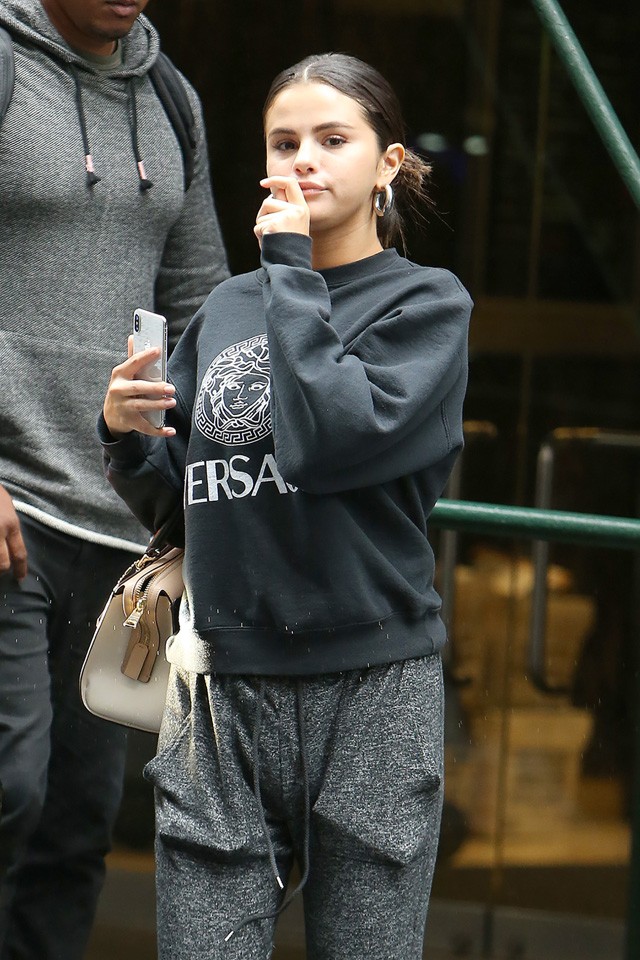 Selena Gomez felvette magára ezt az ócska tréninget és máris trendet indított el