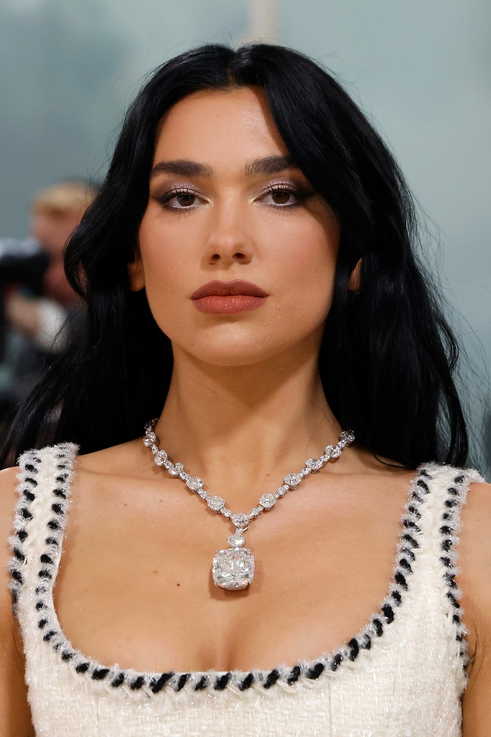 Dua Lipa királynőként ragyogott a Met-gála vörös szőnyegén