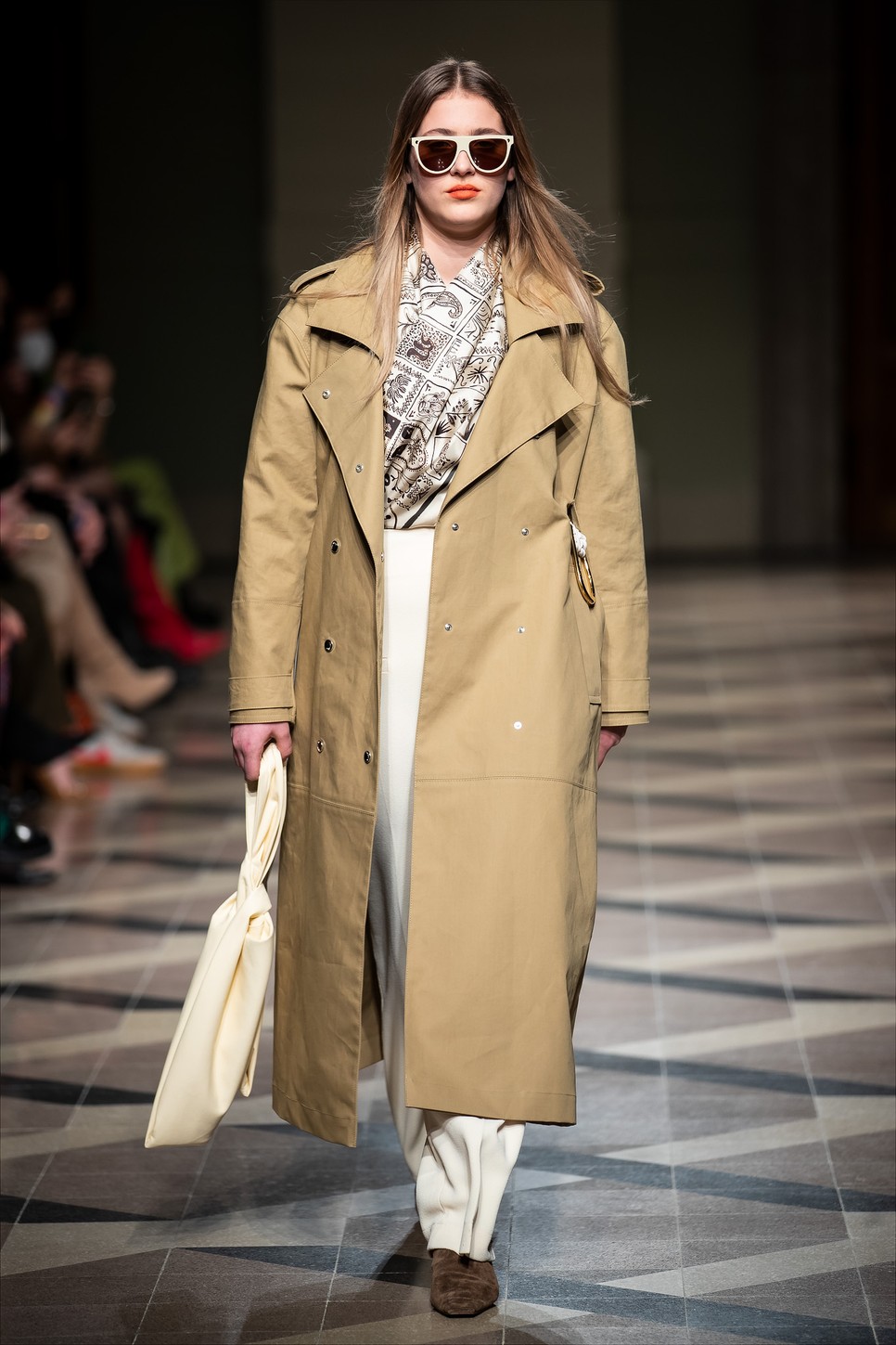 A Nanushka a letisztult dizájn egyik űttörője, mely igen korán kezdett el környezettudatos alapanyagokat használni. Inspirációi olykor egzotikusak, de minden darabjuk tökéletesen illeszkedik egy kozmopolita nő ruhatárába