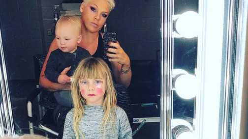 Pink 6 éves kislánya fél perc alatt vált népszerű vloggerré!