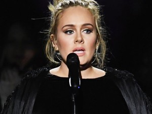 Óriási humor: Adele öreg néninek sminkelte magát szülinapja alkalmából!
