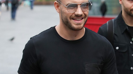 Liam Payne még egy ilyen egyszerű szettben is ijesztően szexi