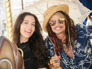 Liv Tyler a legcukibb szelfit osztotta meg Disneyland-ből