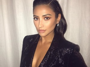 A Pretty Little Liars sztárjának mindkét halloween jelmeze olyan szexi volt, hogy nem jutunk szóhoz!