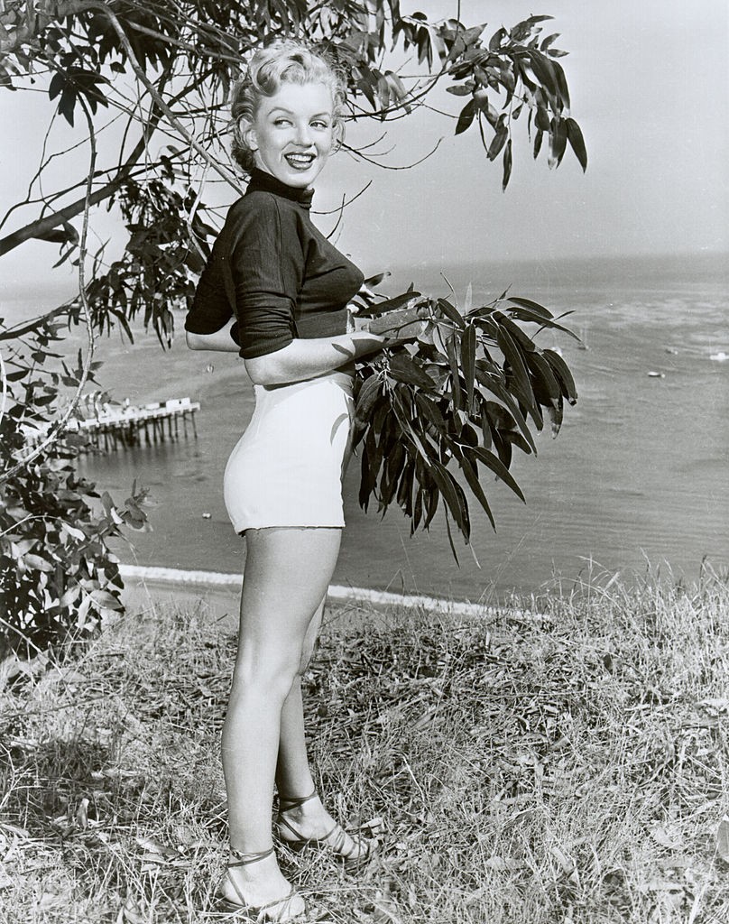 Marilyn Monroe egy egyszerű, de nagyszerű szettben, a Csendes-óceán ölelésében