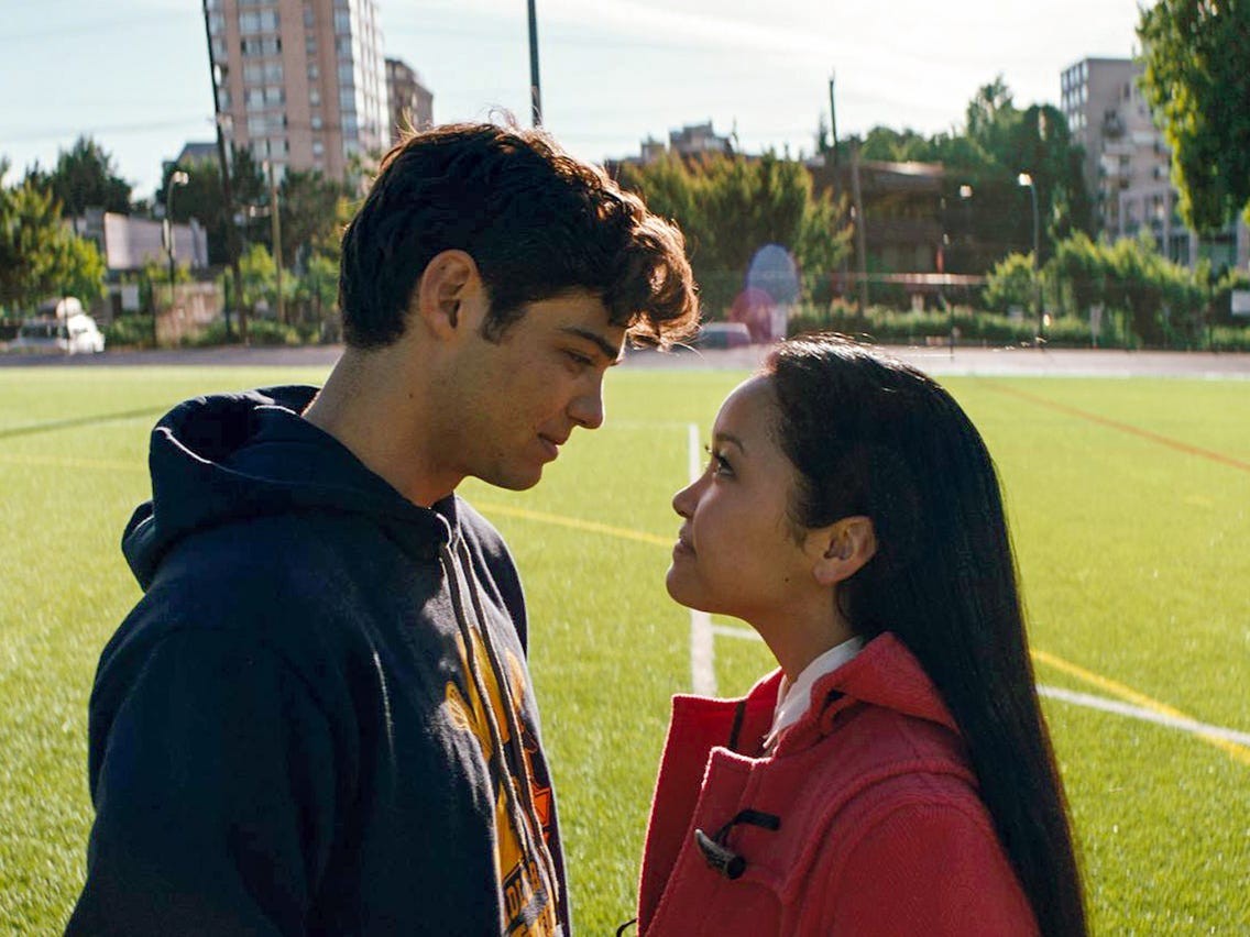 A fiúknak, akiket valaha szerettem (2018) - Egy hamis párkapcsolat, ami barátsághoz, majd igazi szerelemhez vezet. Sokkal több köze van ennek a filmnek a Bridgertonhoz, mint azt elsőre gondolnád.