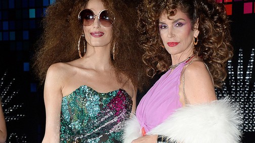 Durva afro-frizurában bulizott Amal Clooney és Cindy Crawford!