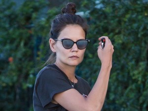 Katie Holmes is metálos pólóban