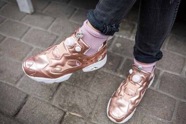 Dóra nagyon menő pulcsival dobta fel a mai szettjét