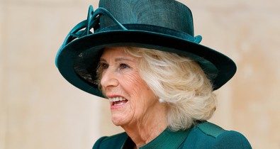 Kamilla királyné nem akármilyen ruhát vett fel, csak úgy tündökölt Károly király oldalán