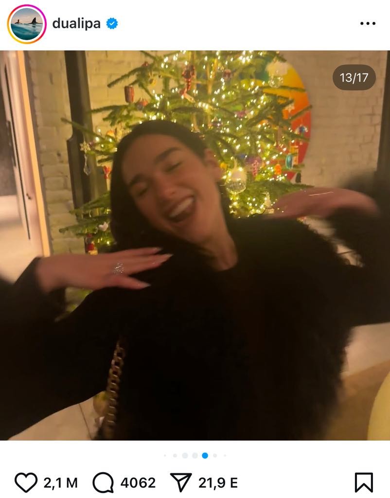 Tavaly december 24-én osztotta meg ezt a fotót Dua Lipa, amin a rajongók kiszúrták a hatalmas eljegyzési gyűrűt