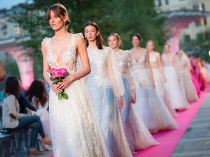 Álmaid esküvői ruhája sétálgatott a Széllkapu parkban a Daalarna show-n