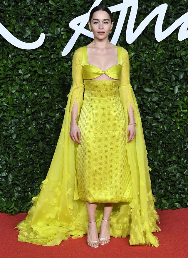 Mindenki őt nézte: Emilia Clarke drámai öltözéke mindent vitt tegnap este