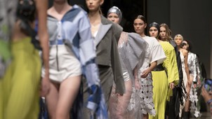 Divat a képzőművészet templomában: Az elmúlt tíz év legizgalmasabb, kiállítótérben megrendezett divatbemutatói