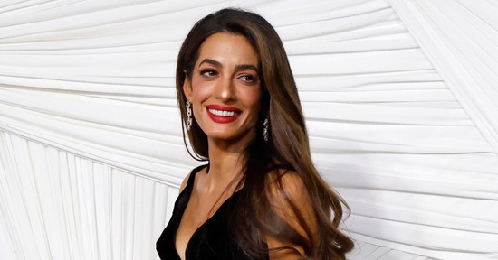 Amal Clooney csipkés meztelenruhája valami álomszép, merész, mégis kifinomult