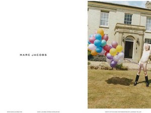 18+ Egy meztelen 53 éves művésszel kampányol Jacobs!