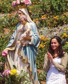 Ez a fotó egy középiskolás ünnepségen készült a tinédzser Meghan Markle-ről. A Los Anegles-i Immaculate Heart gimnáziumban tanult. 