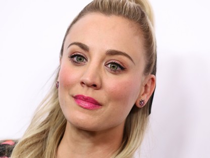 Az Agymenők szőkesége egyszerűen imádnivaló ebben a bohókás szettben