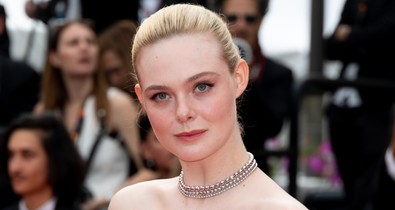 Elle Fanning mellbimbóját csak egy apró virág takarta a cannes-i filmfesztivál vörös szőnyegén