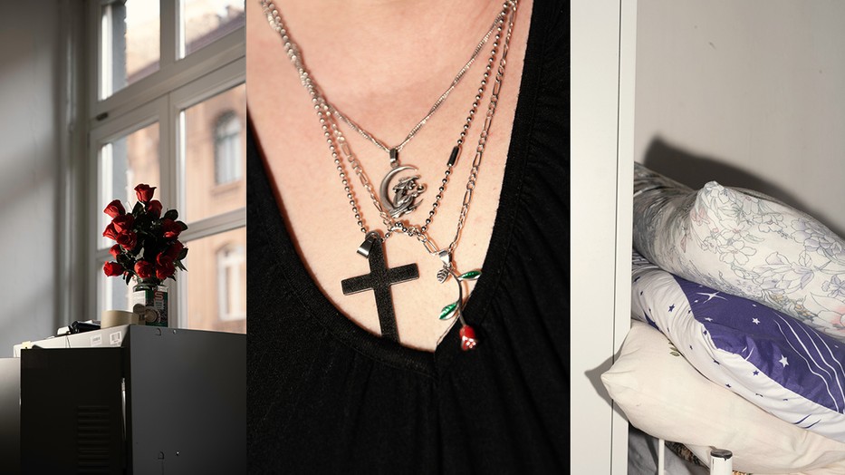 Az egymással szemben, lesütött szemmel című riportkiállítás a hajléktalan magyar nők helyzetére kívánja felhívni a figyelmet azzal a szándékkal, hogy a látottak, olvasottak cselekvésre késztetik a befogadókat