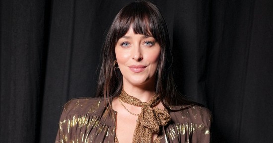Dakota Johnson köldökig kivágott ruhája maga az álom, óriási feltűnést keltett benne a színésznő