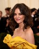 Az idő előrehaladtával egyre bátrabbá vált a frizuraviseletek tekintetében Katie Holmes. A 2014-es Costume Institute gála vörös szőnyegén a dús, réteges hajvágás mellett tette le a voksát, és milyen jól tette! 