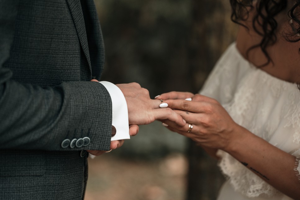 Az esküvő szertartások egyik legmeghatóbb része, mikor az ifjú pár egymás ujjára húzza a gyűrűt