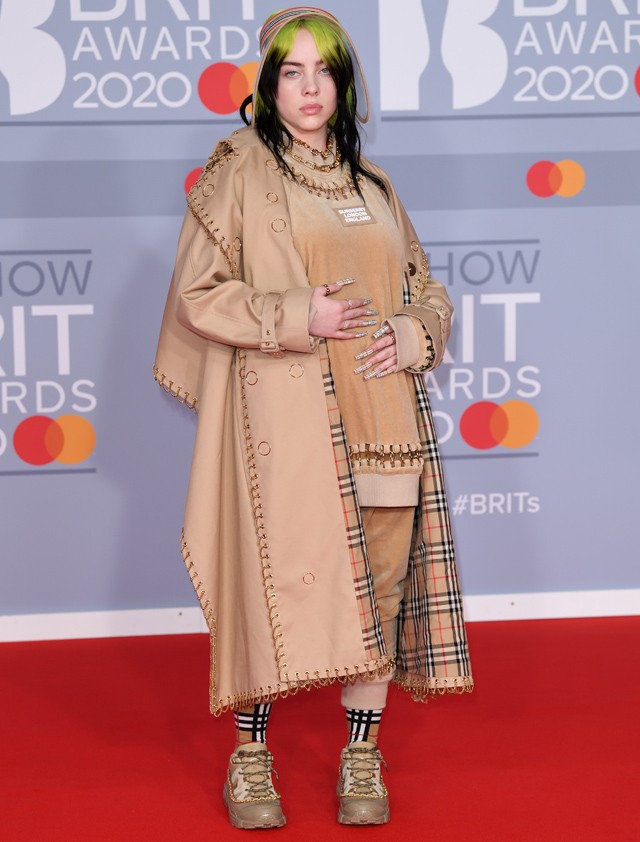 Billie Eilish a Brit Awards-on Burberry szettben