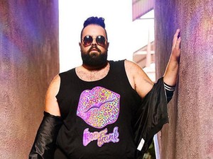 Férfi modellel reklámoz egy női ruhákat forgalmazó üzlet, az emberek kiakadtak!