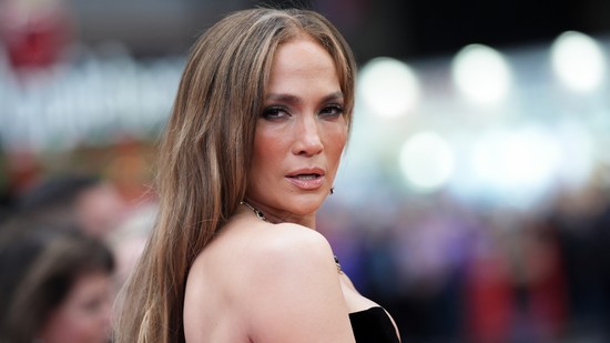 Jennifer Lopez felszabadította a melleit, istennőként tündökölt a vörös szőnyegen a világsztár
