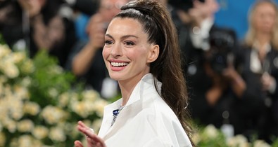 Anne Hathaway a leggyönyörűbb meztelenfelsőben ragyog, amit valaha láttunk