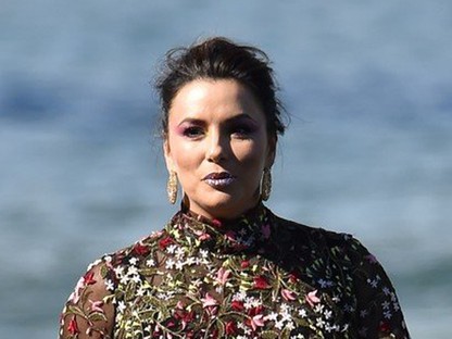 Eva Longoria 3 hónappal a szülése után a kifutóra állt, ráadásul mini ruhában!