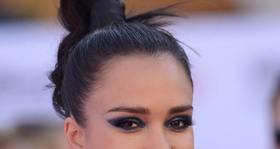 Jessica Alba őrületesen gyönyörű ebben a csipkeruhában