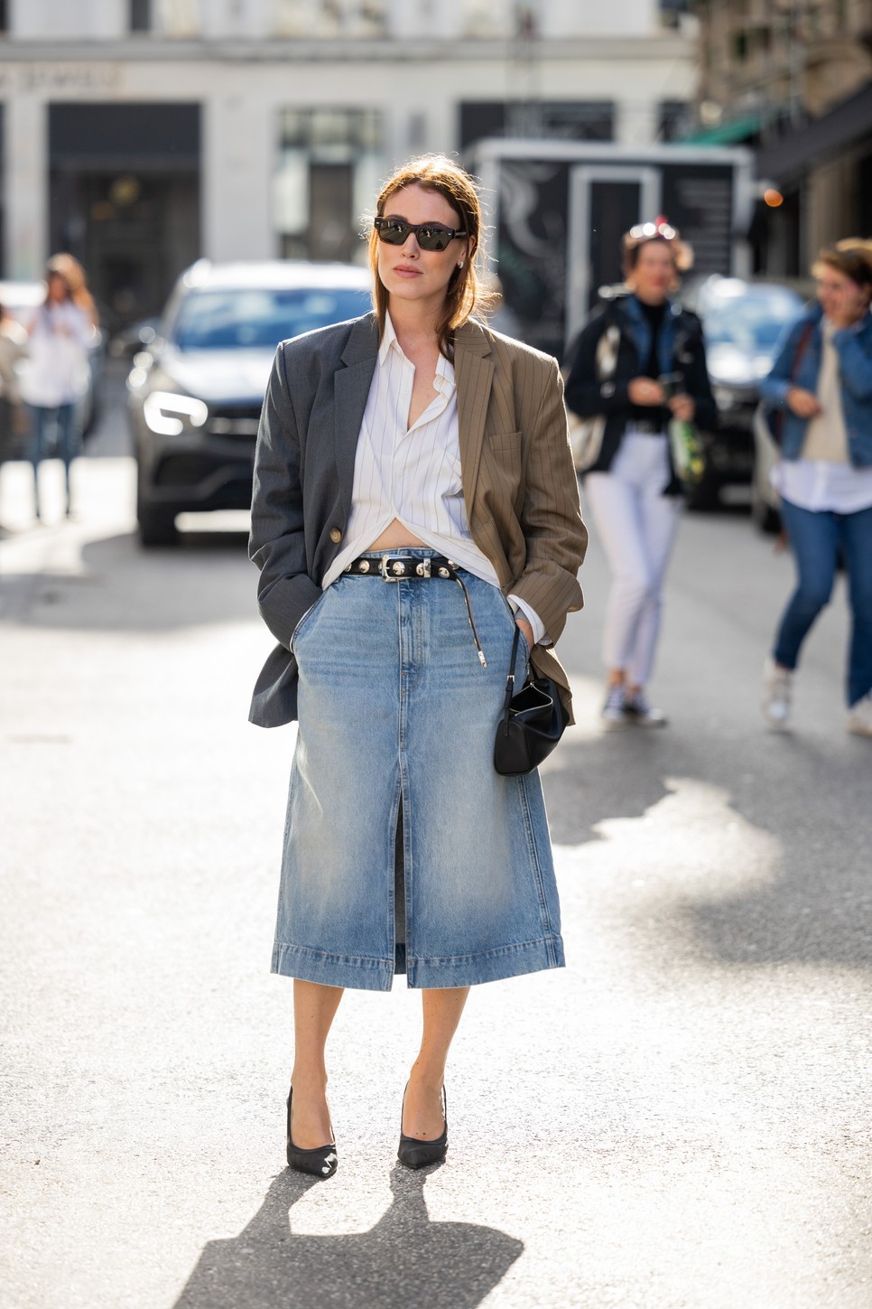 Lily Allen megtalálta a tökéletes átmeneti megjelenést, melynek alapja a maxi farmerszoknya