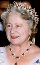 Oriental Circlet Tiara - A Garrard luxus ékszermárka által 1853-ban készített darab az egyik legrégebbi tiara, amely az angol királyi család számára készült. A lótuszvirágokat és mogul íveket ábrázoló fejdíszt eredetileg 2600 gyémánttal és opálsorral tervezték - állítólag Albert herceg kedvence volt, aki feleségének, Viktória királynőnek rendelte meg a tiarát. (A képen Erzsébet királyné. II. Erzsébet királynő édesanyja  viseli)
