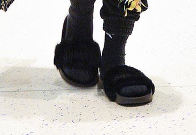 Beköszöntött az apokalipszis, Rihanna papucsban és zokniban sietett a repülőre!