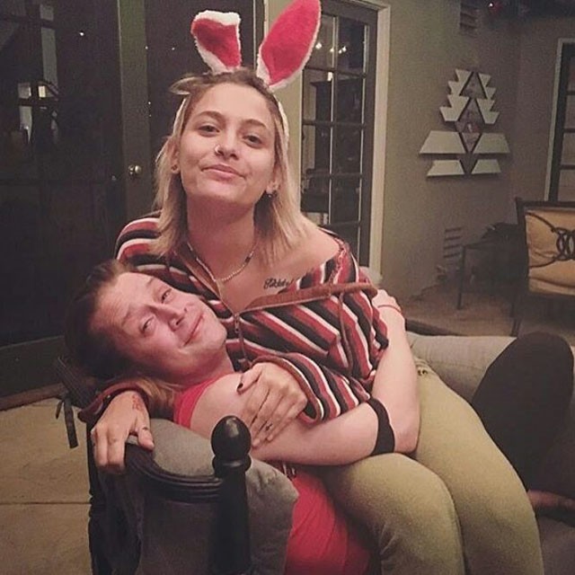 Paris Jackson és Macaulay Culkin egyentetkót varratott! De miért pont ilyet?