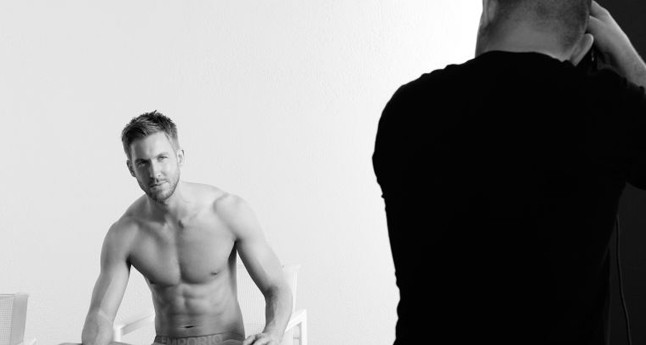 Calvin Harris egy szexisten az Emporio Armani alsógatyáiban