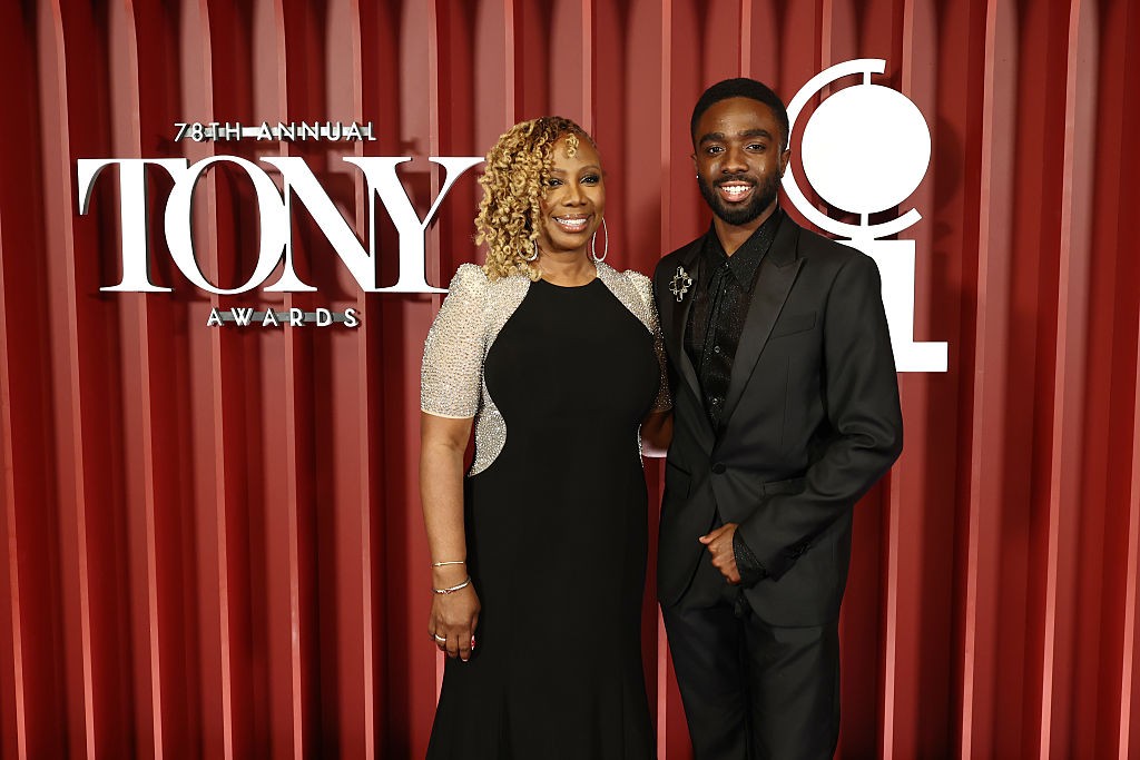 Caleb McLaughlint a 2025-ös Tony-gálára kísérte el az édesanyja,  April McLaughlin. 